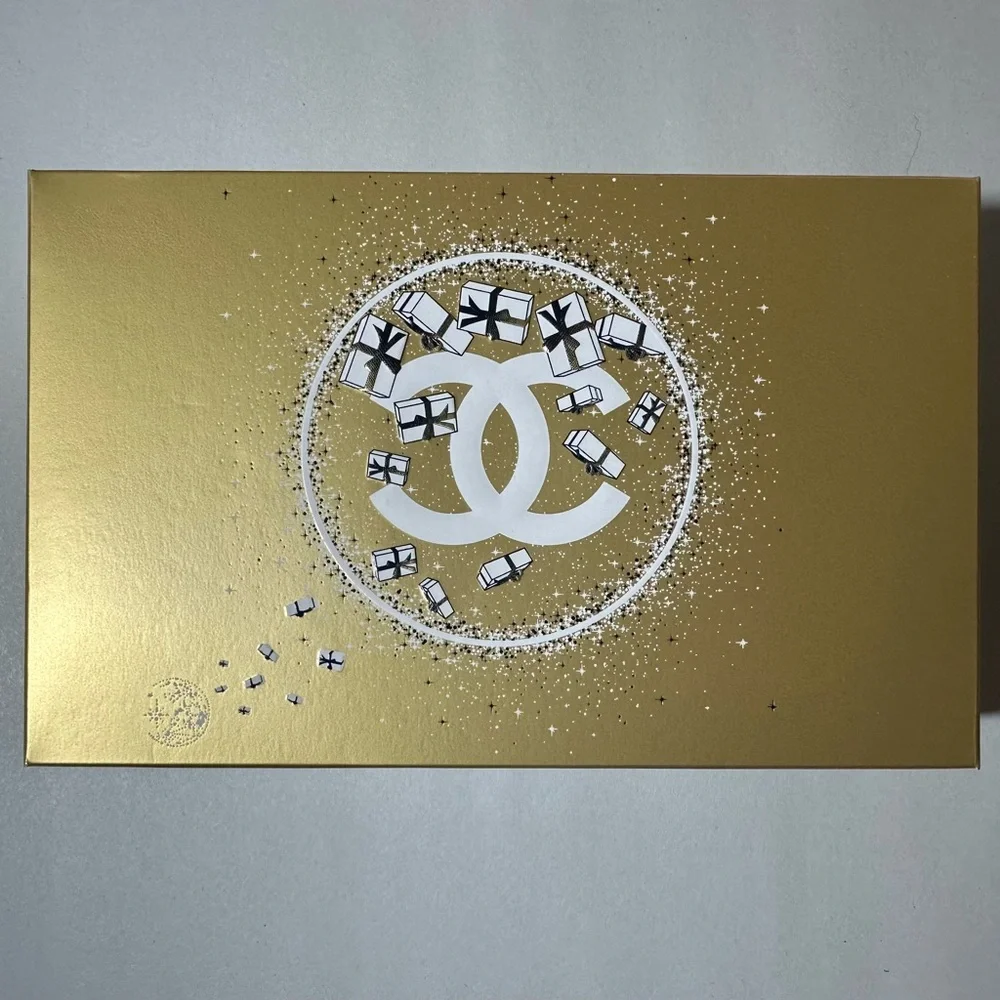 CHANEL Holiday Makeup Bag 2023 Limited Edition - Picture 2 of 7